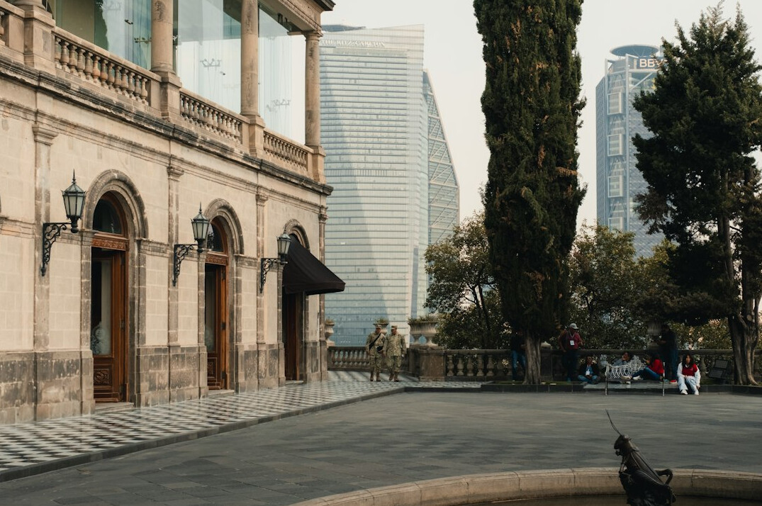 Financial advisor meeting with a client in a Mexico City office